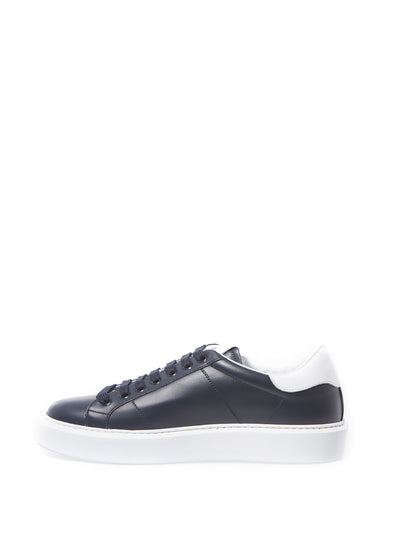 Blaue Leder-Sneakers mit silbernem Logo