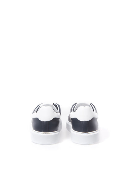 Blaue Leder-Sneakers mit silbernem Logo