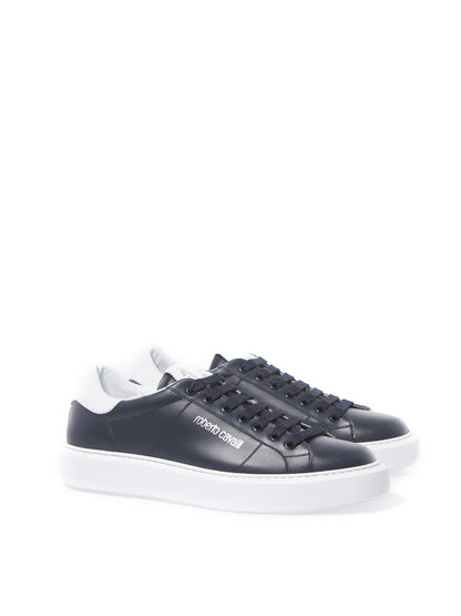 Blaue Leder-Sneakers mit silbernem Logo