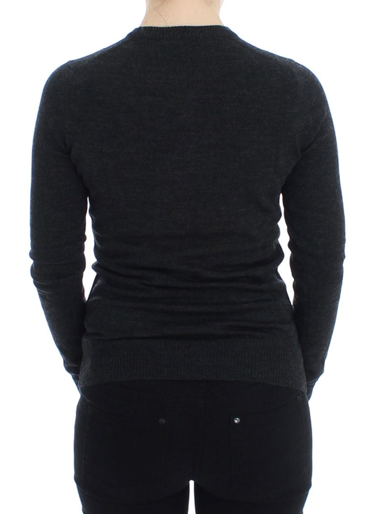 Grauer Wollpullover mit Knopfleiste