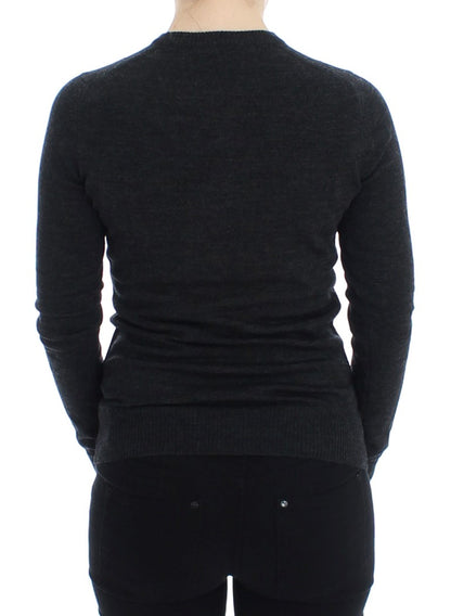 Grauer Wollpullover mit Knopfleiste