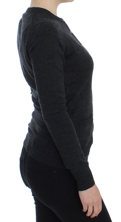 Grauer Wollpullover mit Knopfleiste