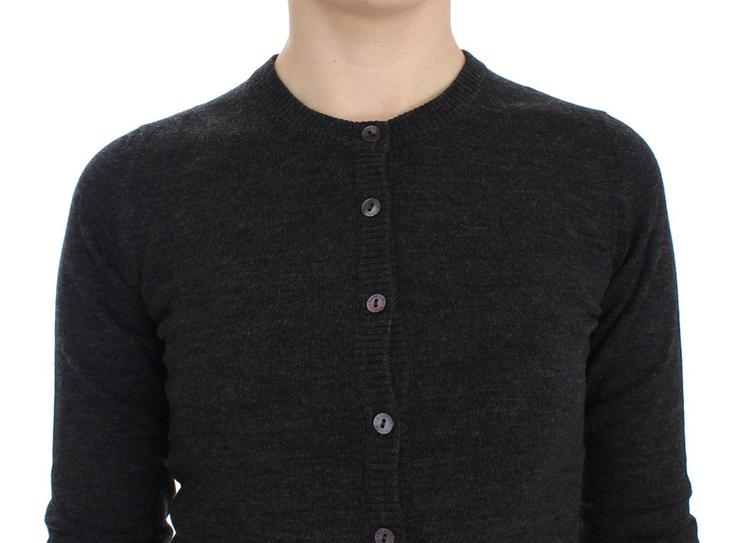 Grauer Wollpullover mit Knopfleiste