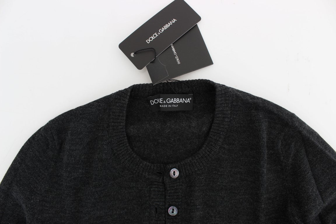 Grauer Wollpullover mit Knopfleiste