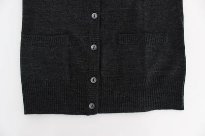 Grauer Wollpullover mit Knopfleiste