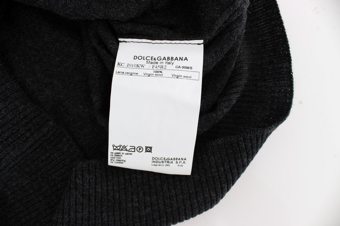 Grauer Wollpullover mit Knopfleiste