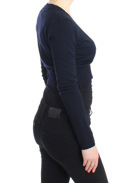 Blaue Strickjacke aus Wolle, kurz geschnitten