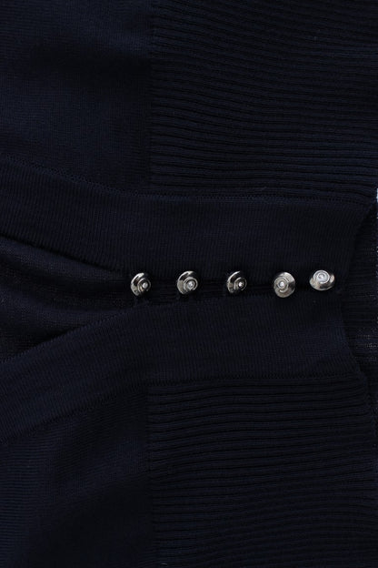 Blaue Strickjacke aus Wolle, kurz geschnitten