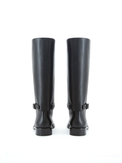 Schwarze Stiefel aus Leder mit Schnallenverzierung