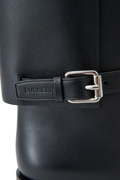 Schwarze Stiefel aus Leder mit Schnallenverzierung