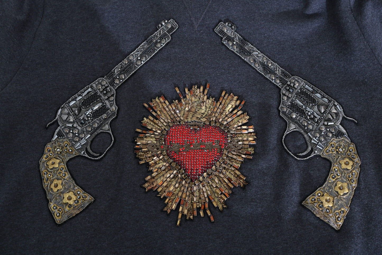 Grauer Pullover mit Kapuze und rotem Kristallherz Gun