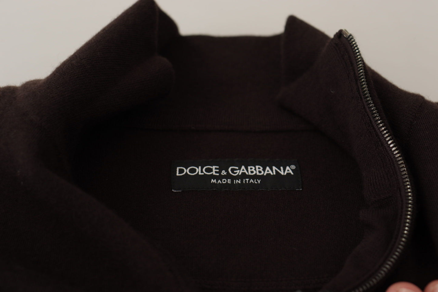 Brauner Kaschmirpullover mit Kragen
