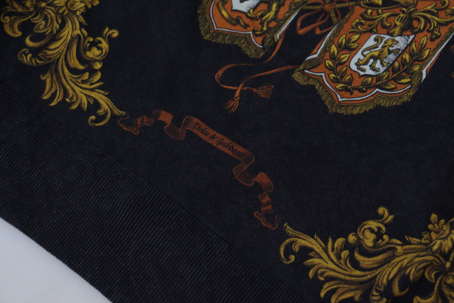 Grauer Seidenpullover mit Barockmotiv