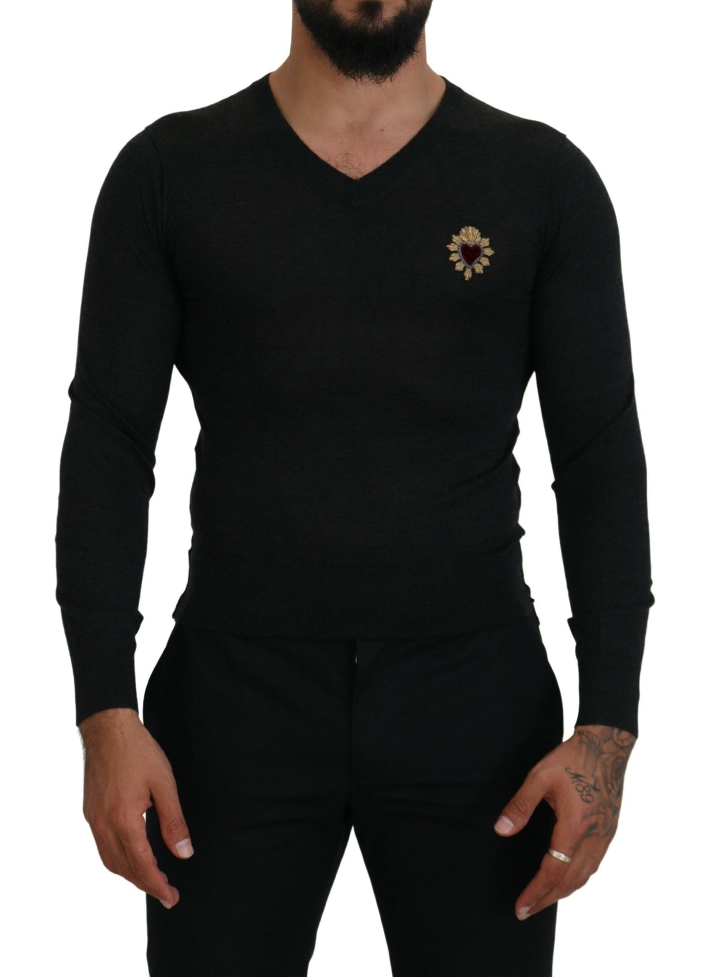 Grauer Kaschmirpullover mit V-Ausschnitt und goldenem Herz