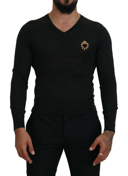 Grauer Kaschmirpullover mit V-Ausschnitt und goldenem Herz