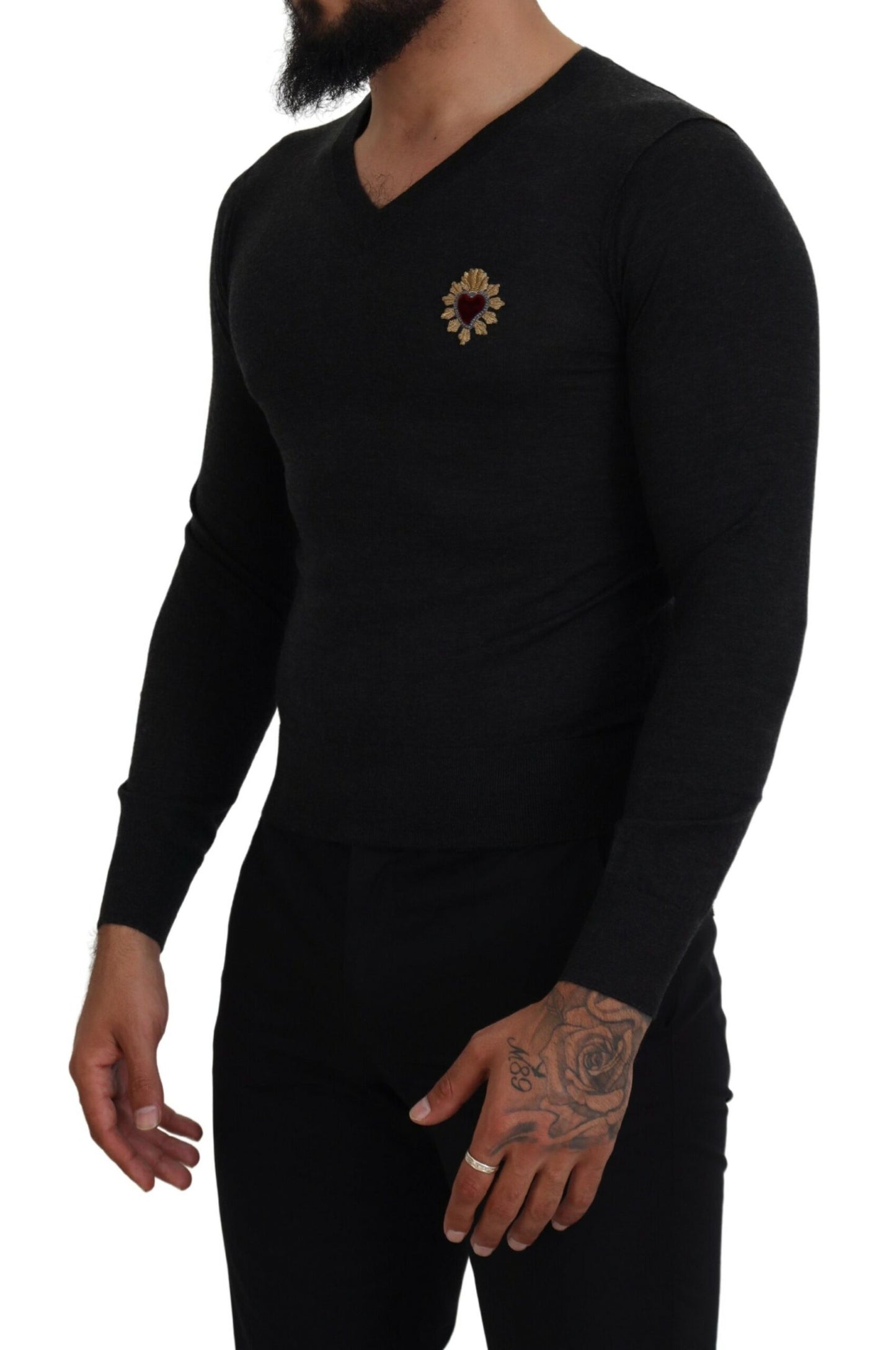 Grauer Kaschmirpullover mit V-Ausschnitt und goldenem Herz