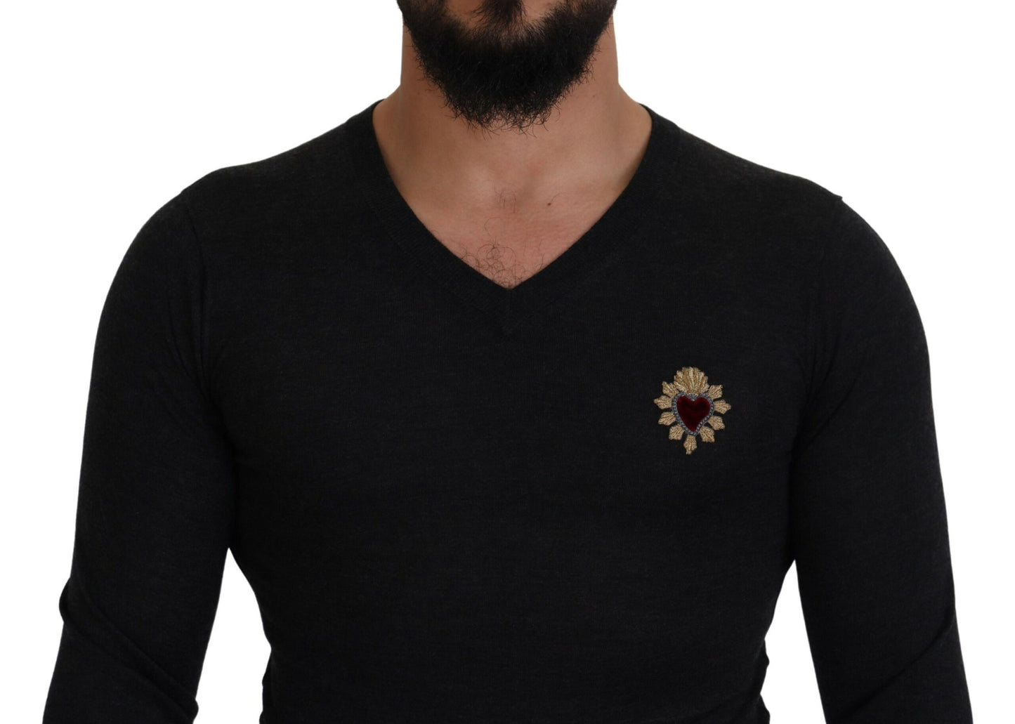 Grauer Kaschmirpullover mit V-Ausschnitt und goldenem Herz