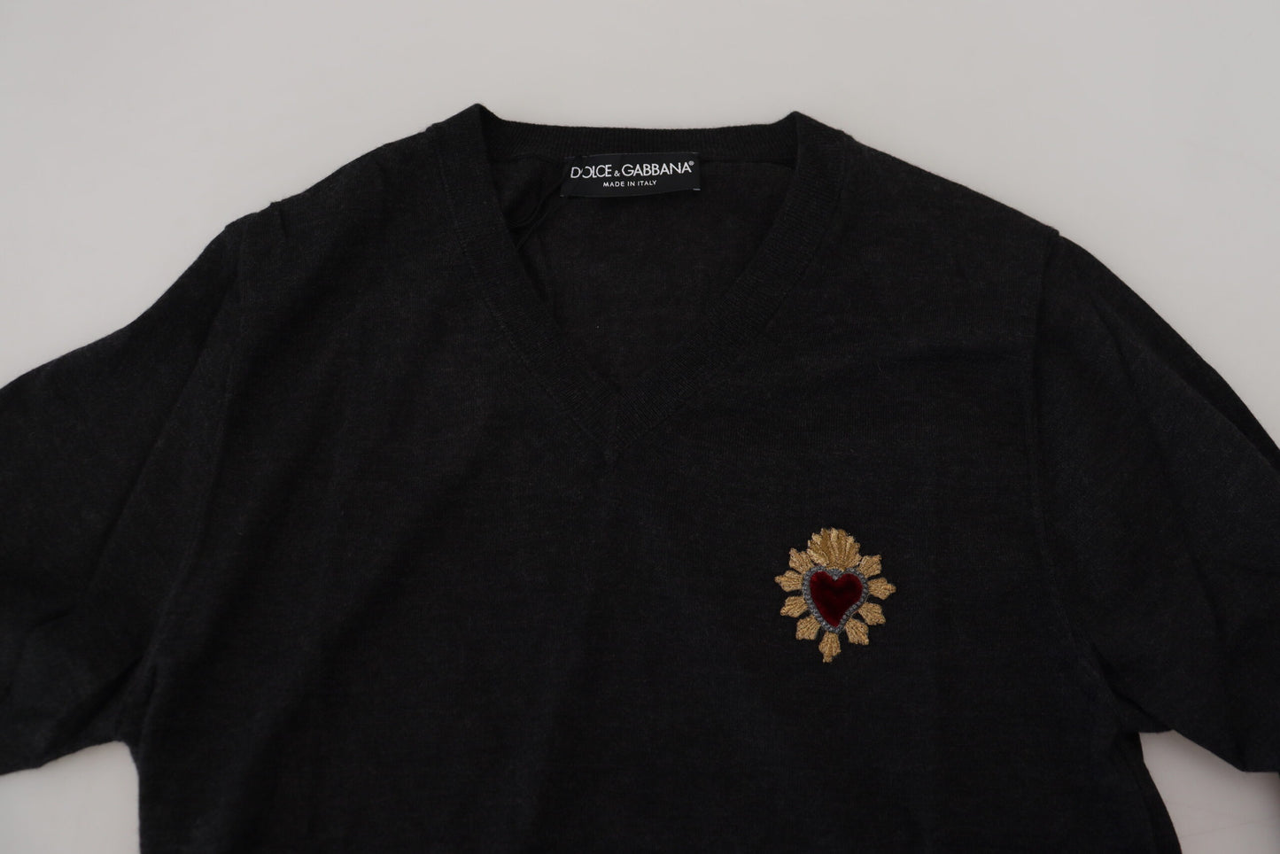 Grauer Kaschmirpullover mit V-Ausschnitt und goldenem Herz