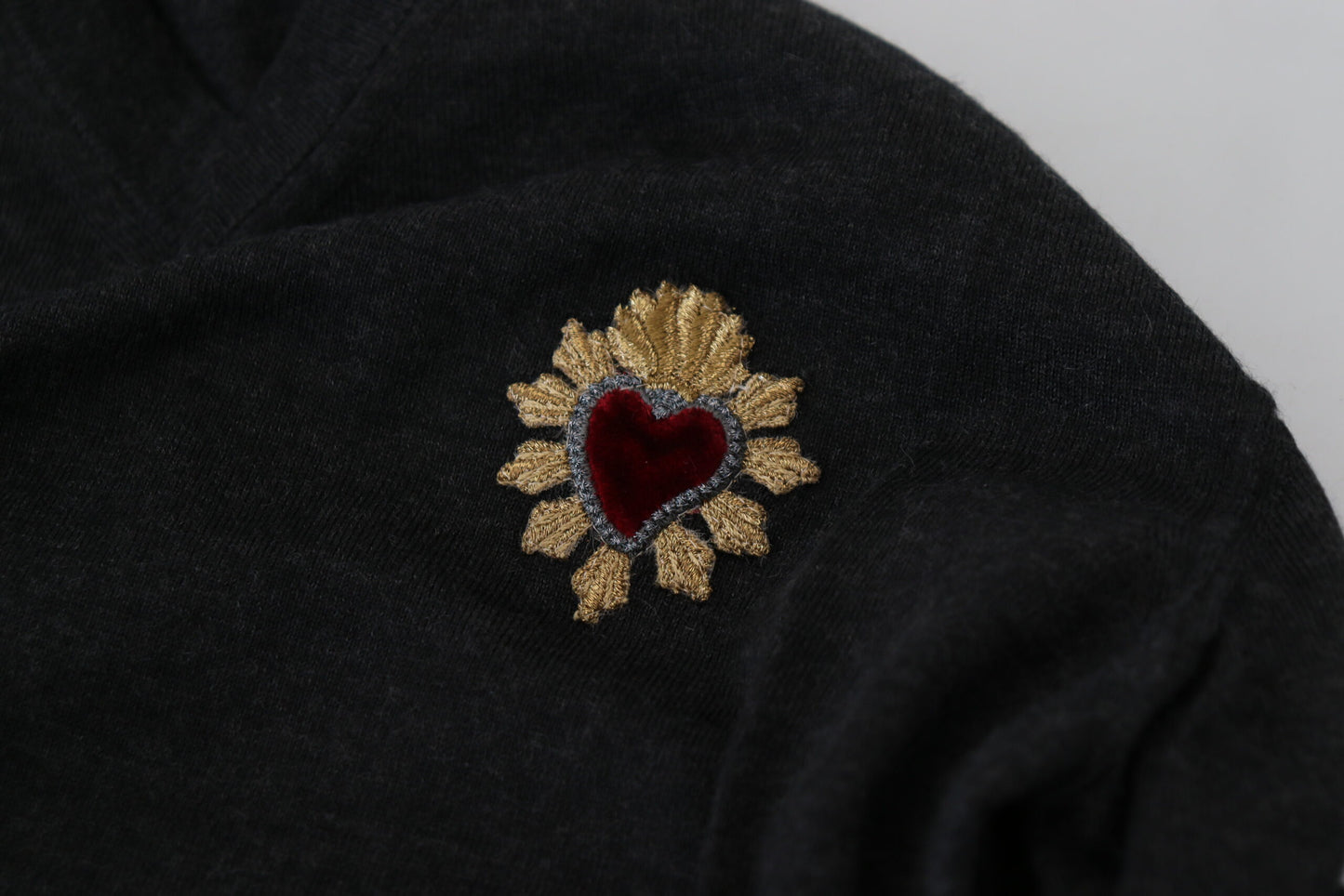 Grauer Kaschmirpullover mit V-Ausschnitt und goldenem Herz