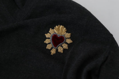 Grauer Kaschmirpullover mit V-Ausschnitt und goldenem Herz