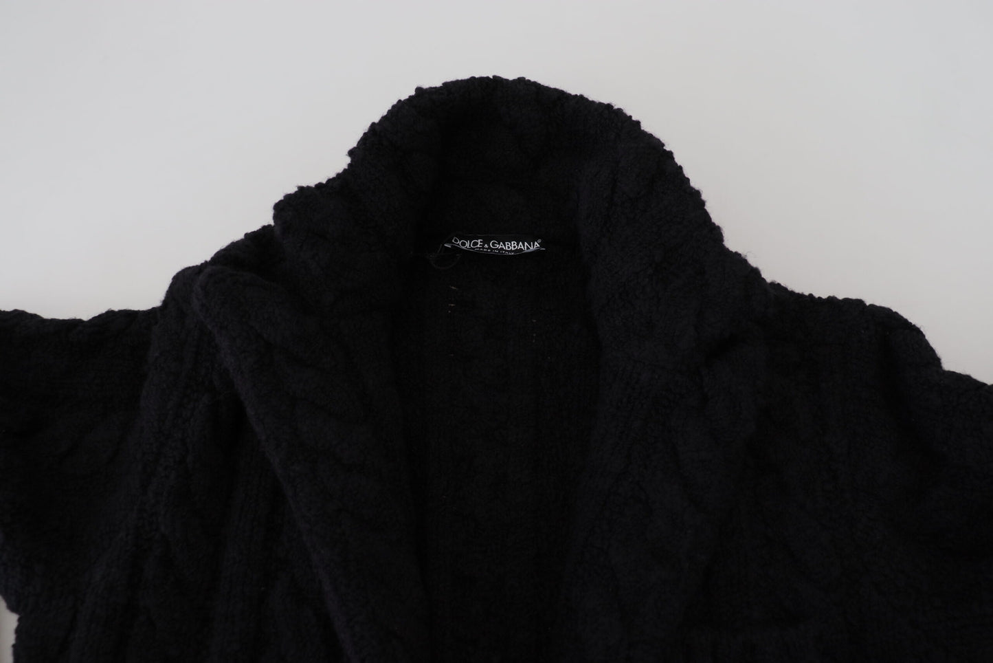 Schwarzer Wollstrickpullover mit Knopfleiste