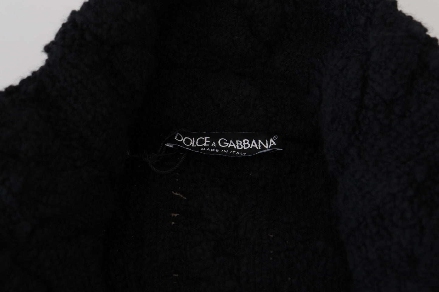 Schwarzer Wollstrickpullover mit Knopfleiste
