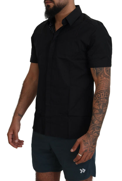 Schwarzes Baumwoll-T-Shirt mit kurzen Ärmeln und Kragen
