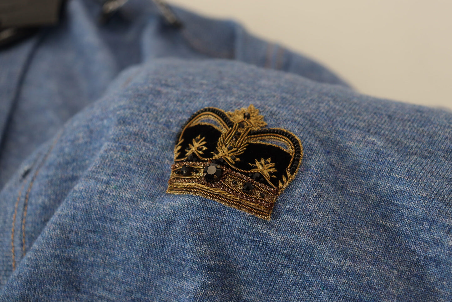 Blaue Baumwollkronen-Knopf-Strickjacke