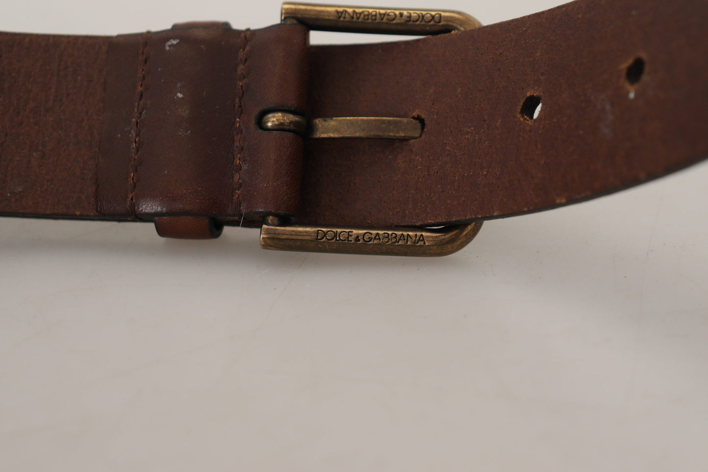 Brauner Ledergürtel mit goldener Metallschnalle und Karabiner
