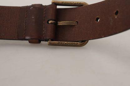 Brauner Ledergürtel mit goldener Metallschnalle und Karabiner