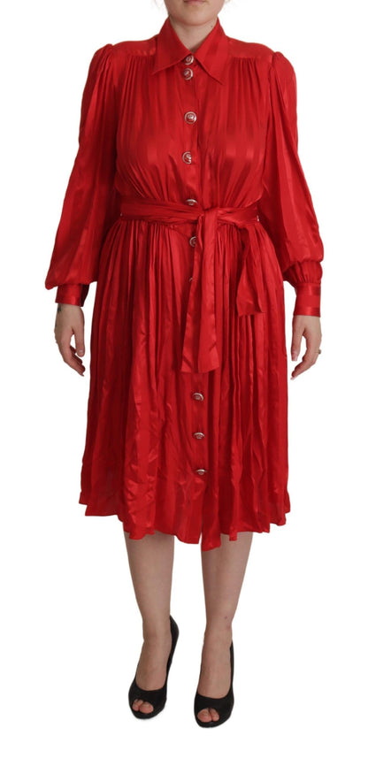 Rotes Midikleid mit Gürtel und Knopfleiste aus Satin und Seide