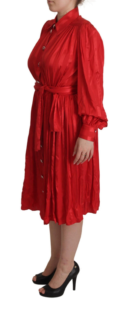 Rotes Midikleid mit Gürtel und Knopfleiste aus Satin und Seide