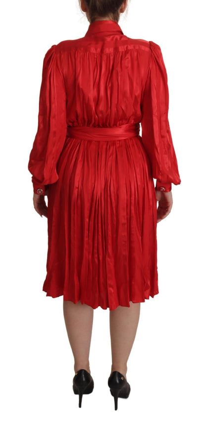 Rotes Midikleid mit Gürtel und Knopfleiste aus Satin und Seide