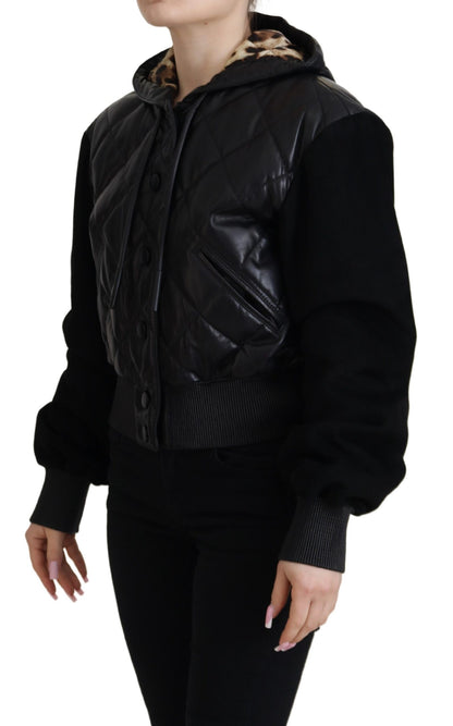 Schwarze gesteppte Lederjacke mit Kapuze und Knopf