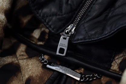 Schwarze gesteppte Lederjacke mit Kapuze und Knopf