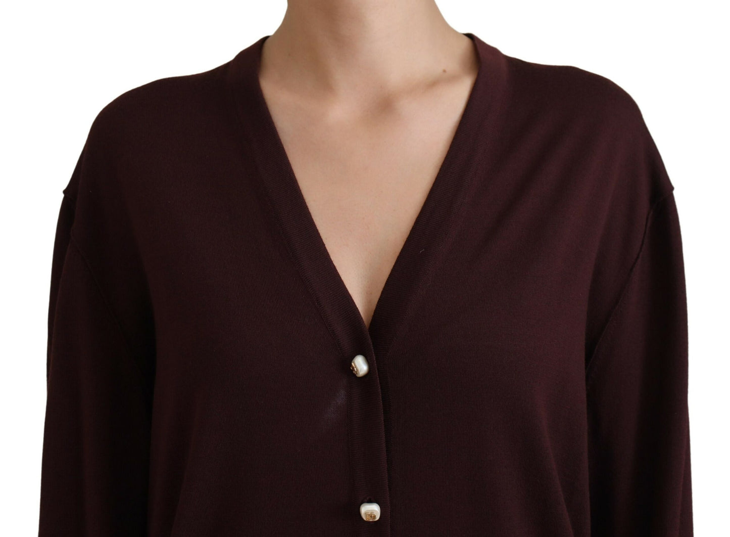 Kastanienbrauner Wollstrickpullover mit tiefem V-Ausschnitt