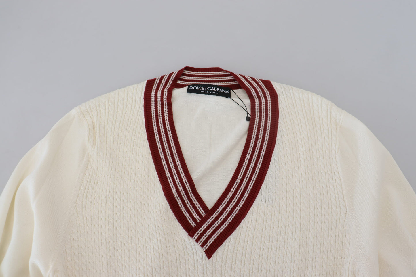 Weiß-Rot gestrickter Pullover mit V-Ausschnitt