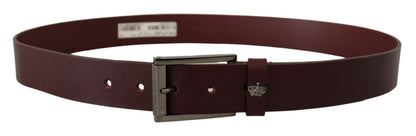Brauner Ledergürtel mit silberner Metallkronenschnalle