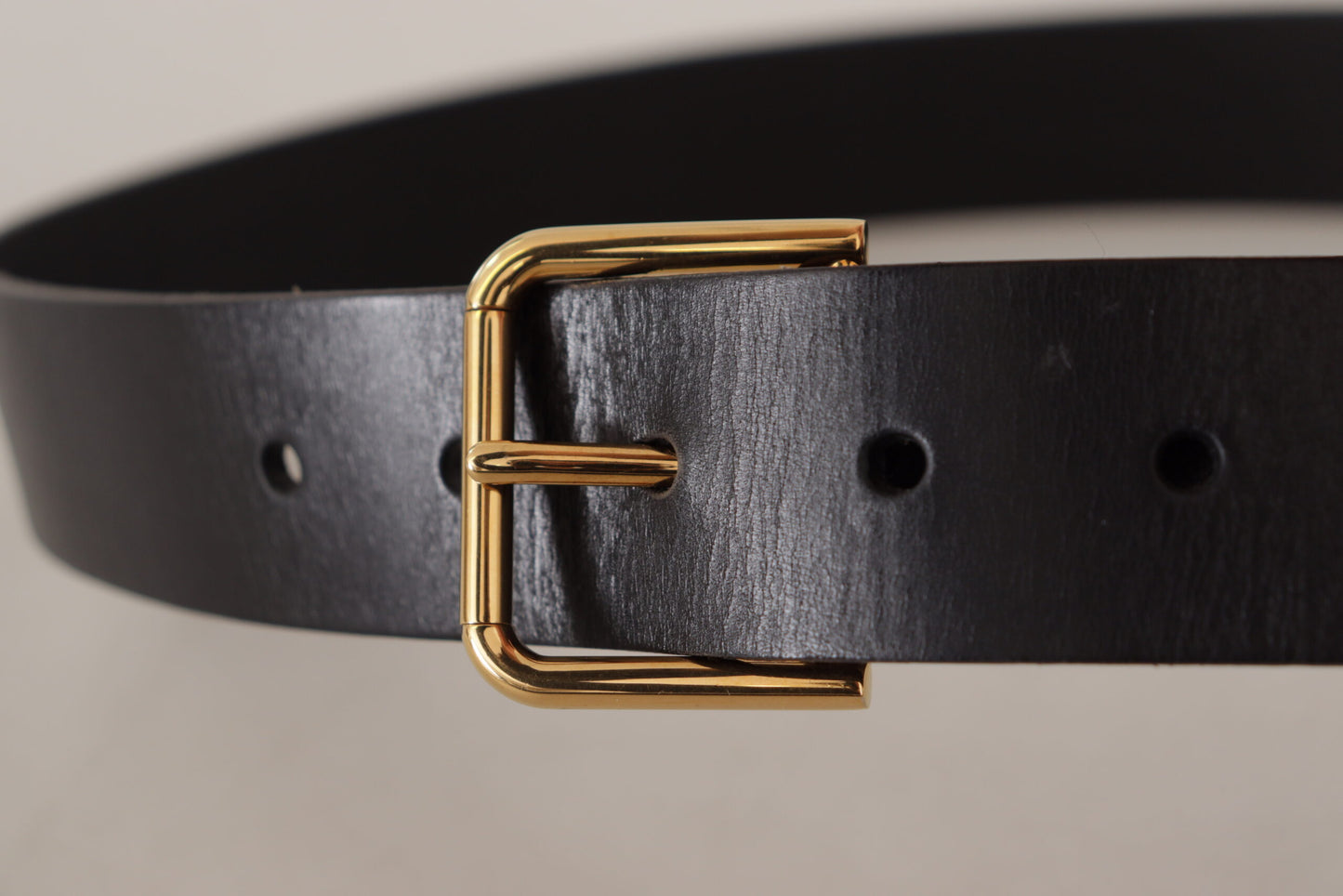 Schwarzer Kalbsledergürtel mit goldfarbener Logo-Metallschnalle