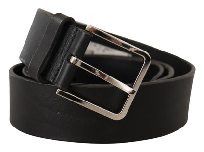 Schwarzer Ledergürtel mit gravierter Metall-Logo-Schnalle