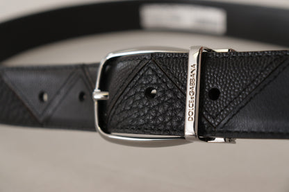 Schwarz gemusterter Ledergürtel mit Logo und Metallschnalle