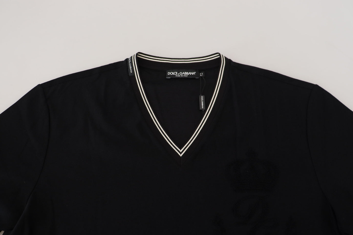 Schwarzes Baumwoll-T-Shirt mit V-Ausschnitt und kurzen Ärmeln