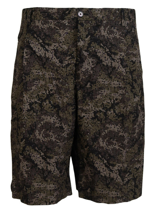 Schwarz-grüne, militärisch gemusterte Cargo-Shorts