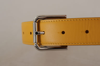 Gelbes Leder Silberfarbenes Logo Metallschnalle Gürtel