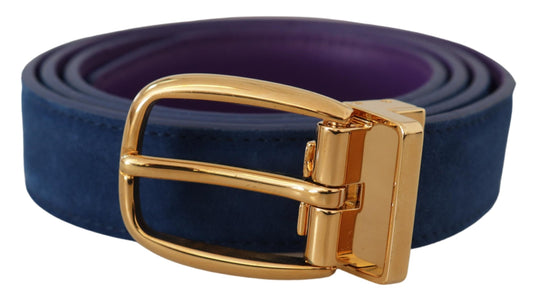 Blauer Wildledergürtel mit goldfarbener Metallschnalle