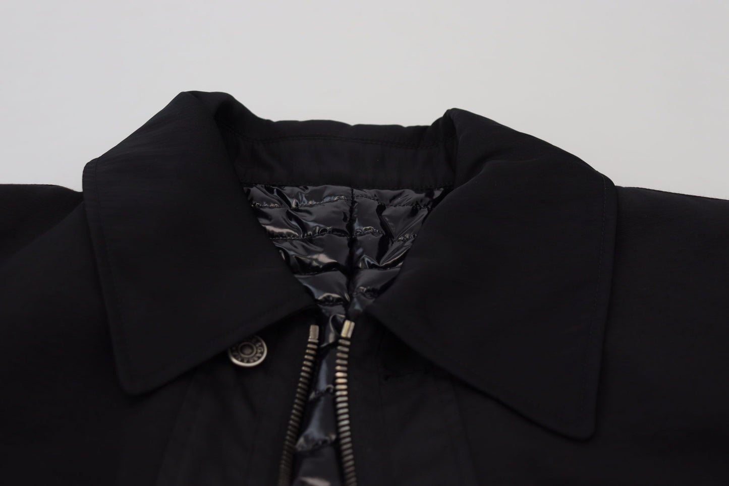 Schwarze Jacke mit durchgehendem Reißverschluss und Kragen aus Wolle