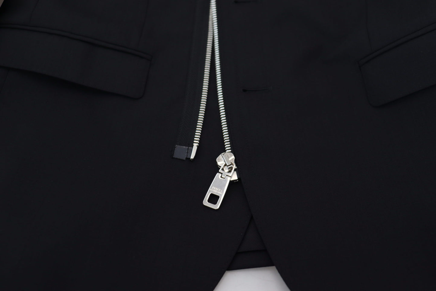 Schwarze Jacke mit langen Ärmeln und durchgehendem Reißverschluss aus Wolle