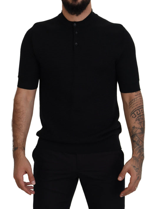 Schwarzes T-Shirt mit Mandarinenkragen und kurzen Ärmeln