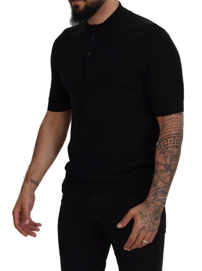 Schwarzes T-Shirt mit Mandarinenkragen und kurzen Ärmeln