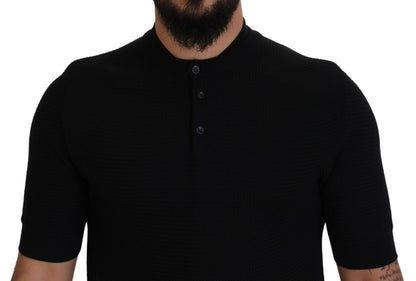 Schwarzes T-Shirt mit Mandarinenkragen und kurzen Ärmeln